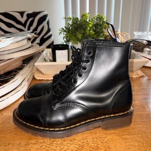 DR MARTENS WOMENS 1460 GREAT CONDITION. AUTHENTIC SMOOTH LEATHER